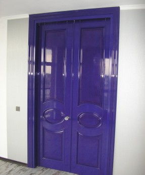 Двери дизайнерские высокие фиолетовые