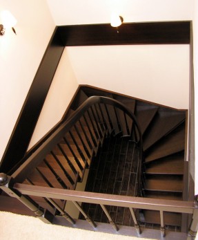 Лестница открытая из массива дерева с гнутыми элементами