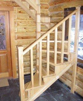 Лестница открытая из ясеня с простыми деревянными балясинами