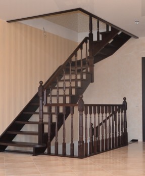 Лестница открытая деревянная из массива ясеня с деревянной балюстрадой