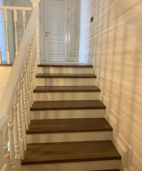 Деревянная элегантная лестница по бетонному основанию