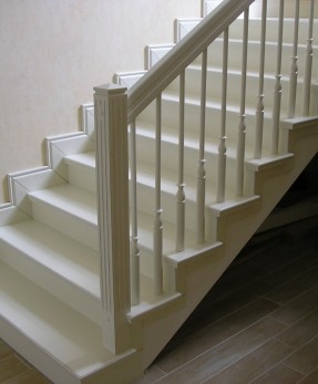 Белая лестница по бетонному основанию