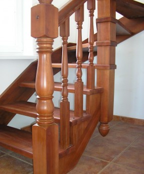 Лестница открытая из массива дерева с точеными балясинами