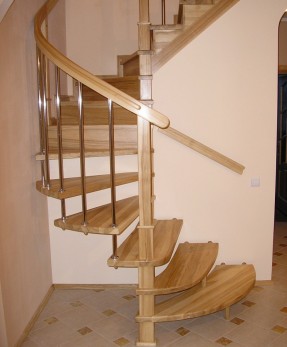 Лестница  с гнутым поручнем открытая из массива