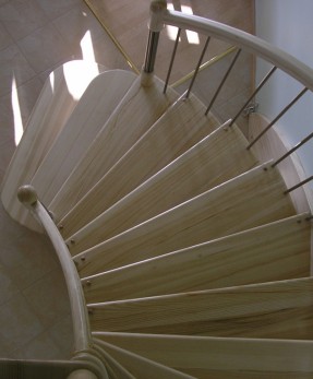 Открытая лестница с  двумя гнутыми поручнями