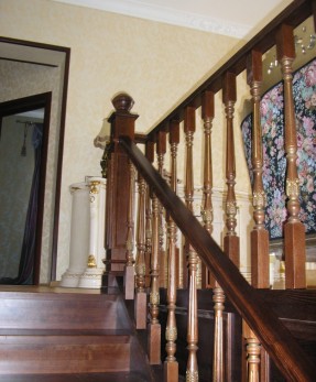 Закрытая деревянная лестница с резными элементами