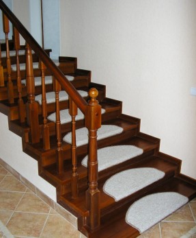 Классическая закрытая деревянная лестница с точеными балясинами