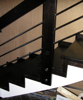 Закрытая лестница по бетону с металлическим ограждением