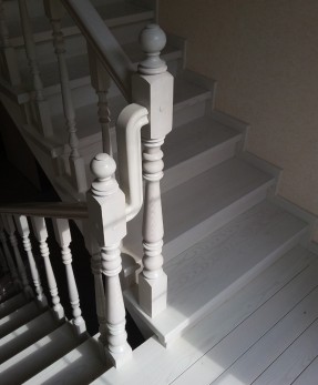 Закрытая элегантная белая лестница
