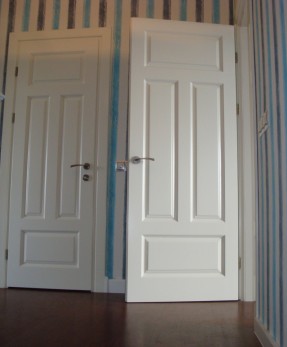 Современные белые двери с филенкой