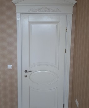 Классическая  белая дверь  с резьбой и овалом