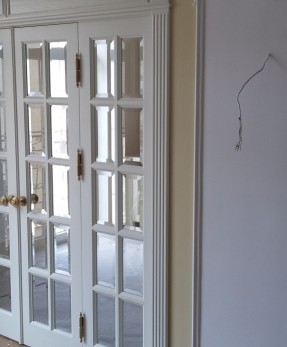 Классическая белая дверь со стеклом