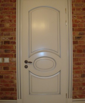 Классическая  белая дверь  с резьбой и патиной