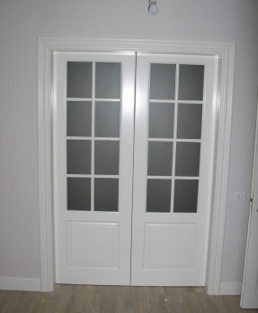 Комплект белых  дверей из массива ясеня