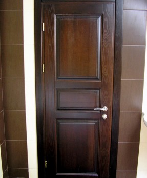 Двери деревянные классические на три филенки