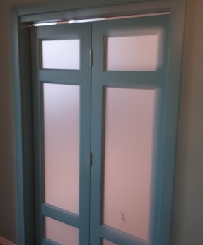 Двери из ясеня необычной конструкции со стеклом
