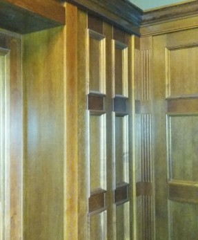 Двери-порталы в классическом стиле с деревянными панелями
