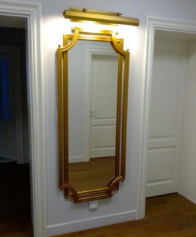 Зеркало в деревянной раме для прихожей