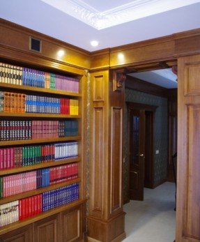 Шкаф из массива для книг в кабинет по индивидуальным размерам