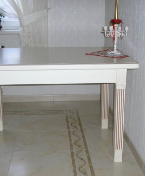Квадратный стол деревянный белый
