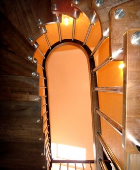 Лестница с металлическими элементами