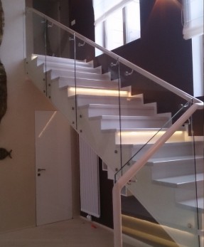 Лестница со стеклом дизайнерская