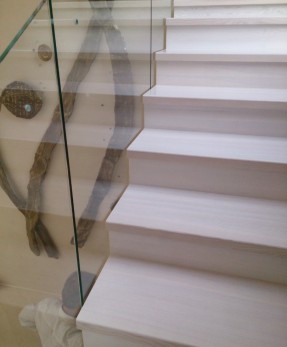Лестница из ясеня со стеклянной балюстрадой